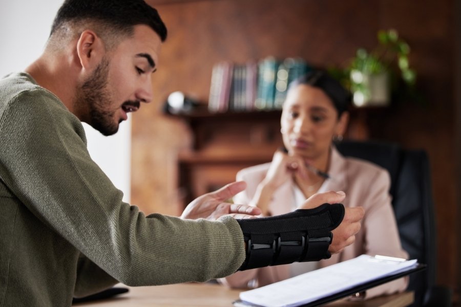 injured client explaining his case to an attorney